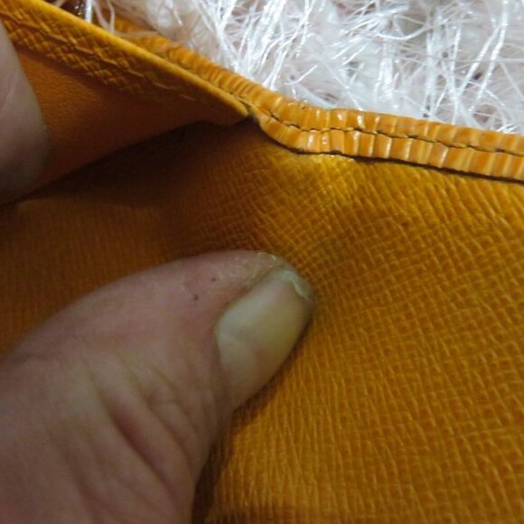 Louis Vuitton Vintage EPI Mandarin Orange key holder Full Inclusion - Picture 8 of 11